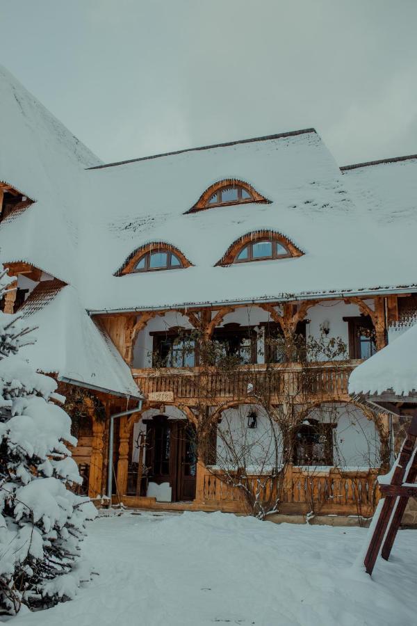 Conacul Drahneilor Ruscova Exterior foto