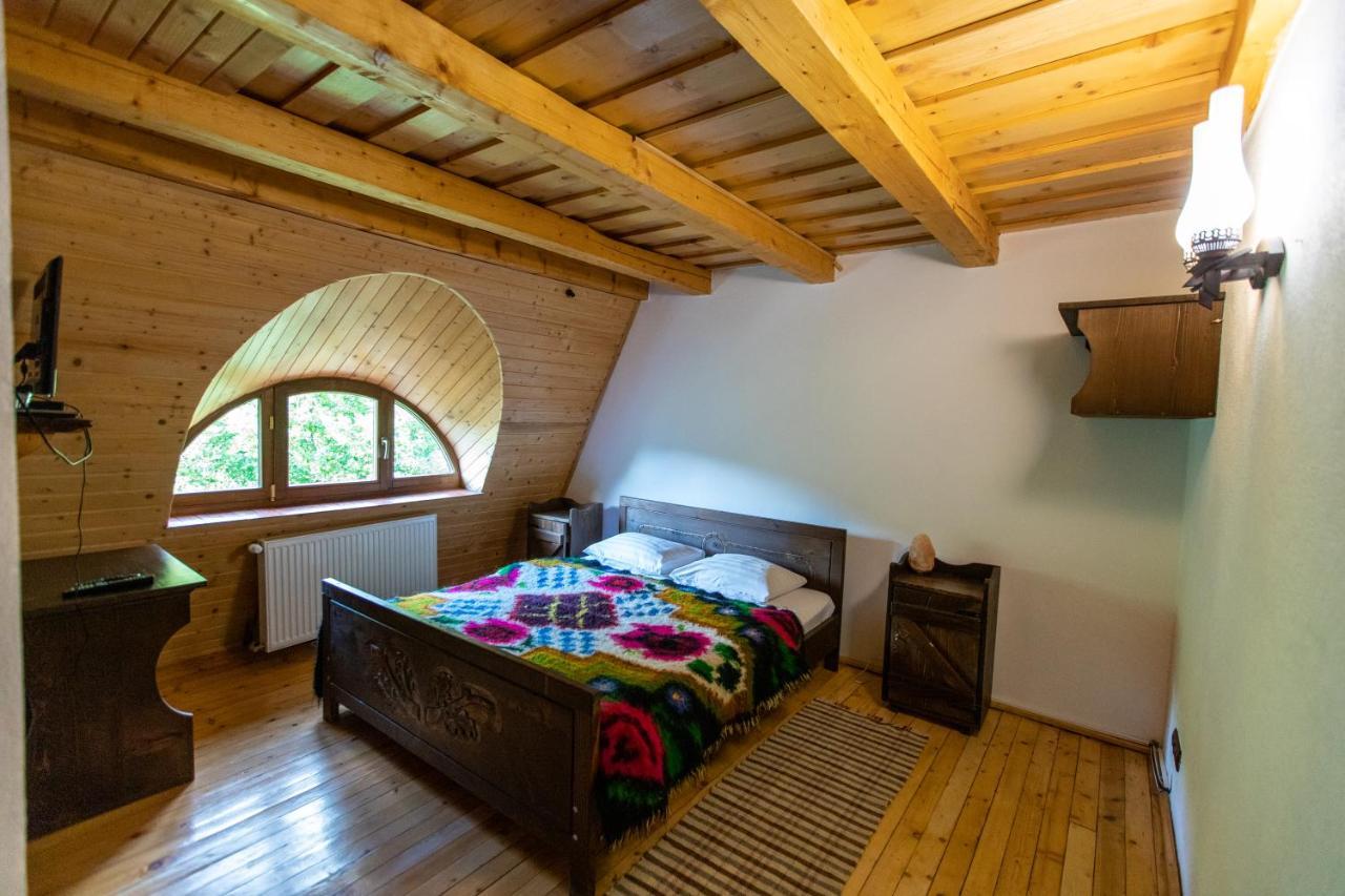 Conacul Drahneilor Ruscova Exterior foto