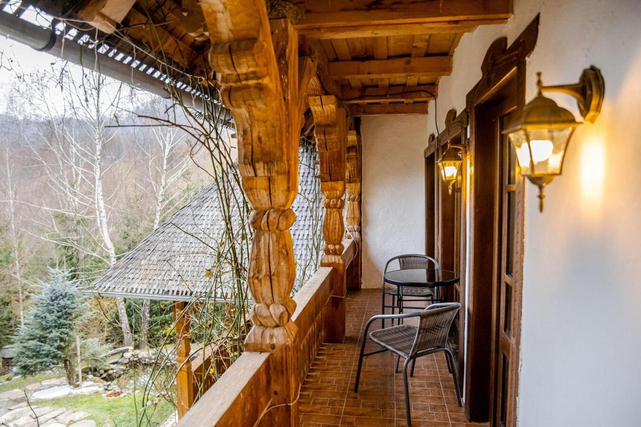 Conacul Drahneilor Ruscova Exterior foto